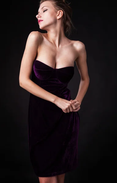 Jeune femme sensuelle & beauté dans une robe à la mode . — Photo