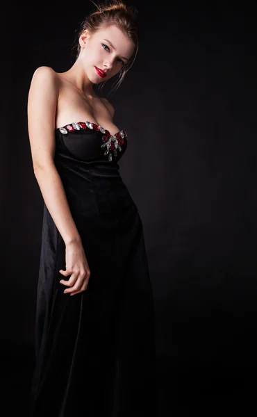 Młoda kobieta zmysłowa & piękno w modne sukienki. — Zdjęcie stockowe
