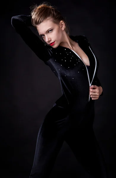 Poserar kvinna i fashionabla kostym på mörk bakgrund. — Stockfoto