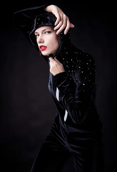 Posando mulher em traje na moda em fundo escuro . — Fotografia de Stock