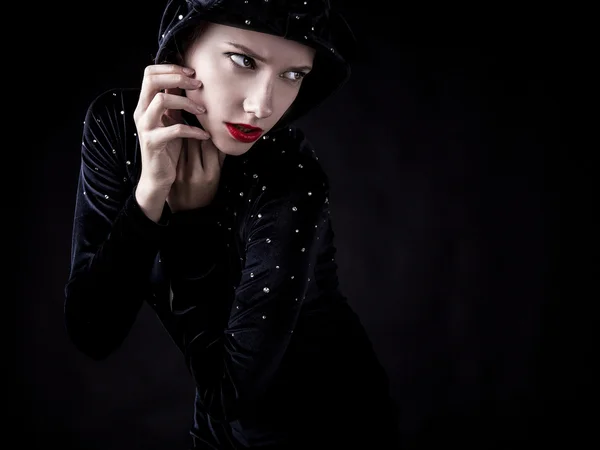 어두운 배경에 유행 의상 여자 포즈. — 스톡 사진