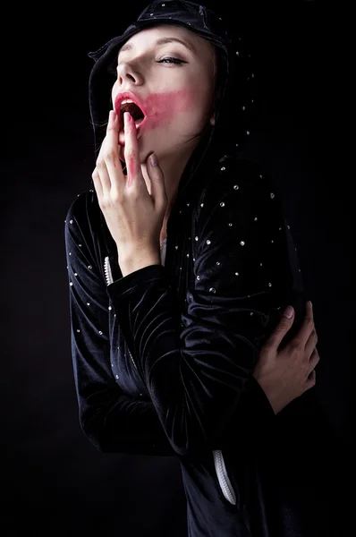Представление женщины в модном костюме на тёмном фоне . — стоковое фото