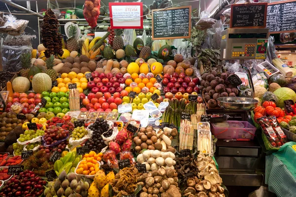 Η αγορά La boqueria στη Βαρκελώνη - Ισπανία — Φωτογραφία Αρχείου
