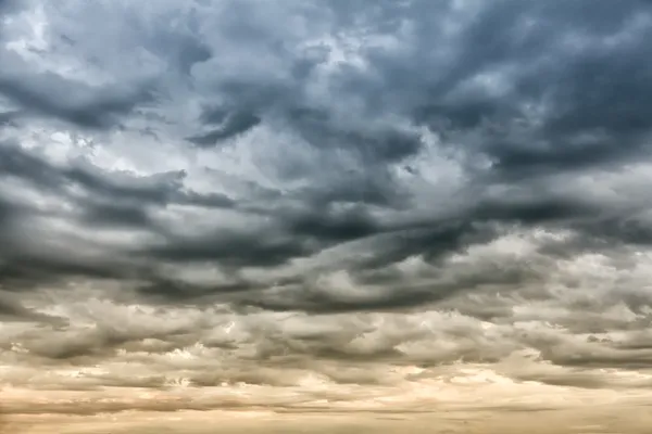 Cielo dramático antes de la tormenta — Foto de Stock