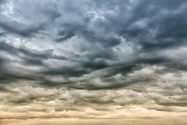Dramatyczne niebo przed burzą — Zdjęcie stockowe