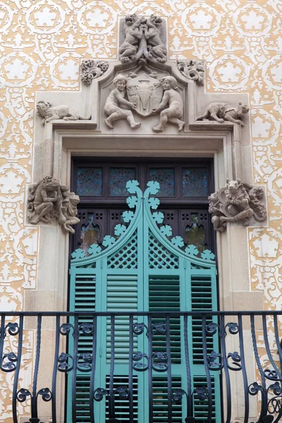 Προσόψεις των παλαιών κτιρίων στη Βαρκελώνη - Ισπανία — Φωτογραφία Αρχείου