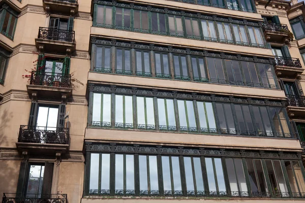 Fachadas de edificios antiguos en Barcelona - España —  Fotos de Stock