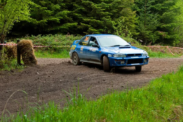 Д. Кридон водит Subaru Impreza — стоковое фото