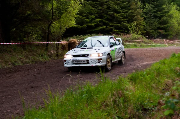 E. Mcnulty ajaa Subaru Imprezaa — kuvapankkivalokuva