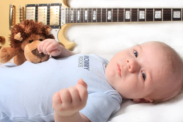 Bambino che posa con la chitarra — Foto Stock