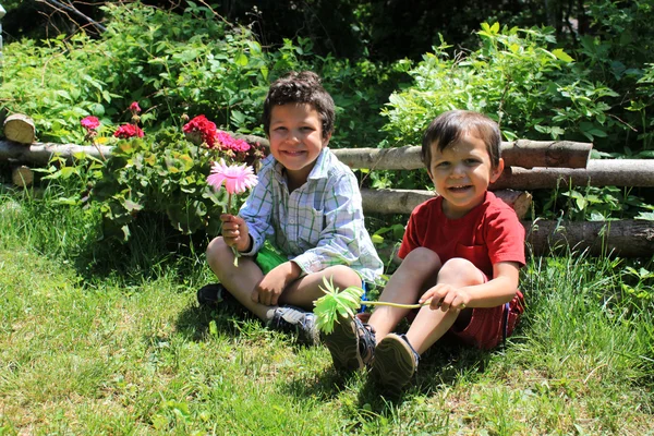 Testvérek a kertben — Stock Fotó