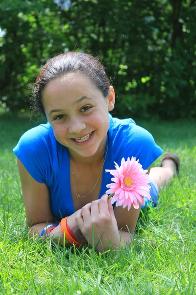Bir çiçek tutan güzel bir kız — Stok fotoğraf