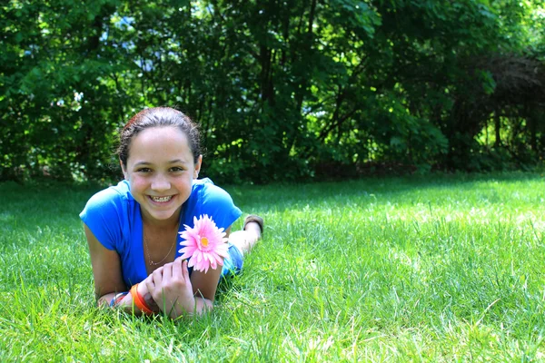 Menina bonita segurando uma flor — Fotografia de Stock