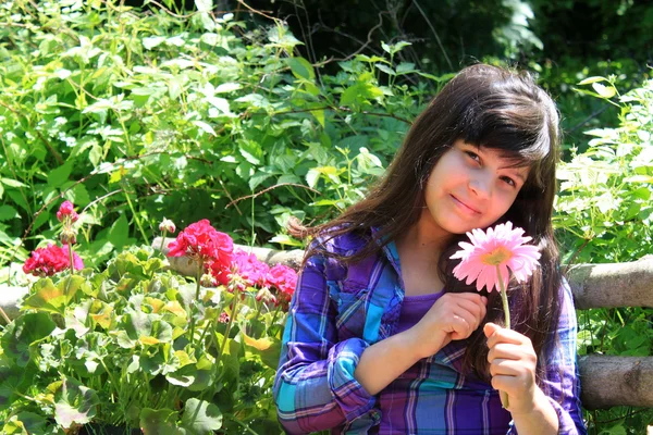 Chica en el jardín —  Fotos de Stock