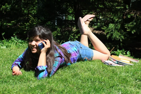 Jong meisje praten op mobiele telefoon — Stockfoto