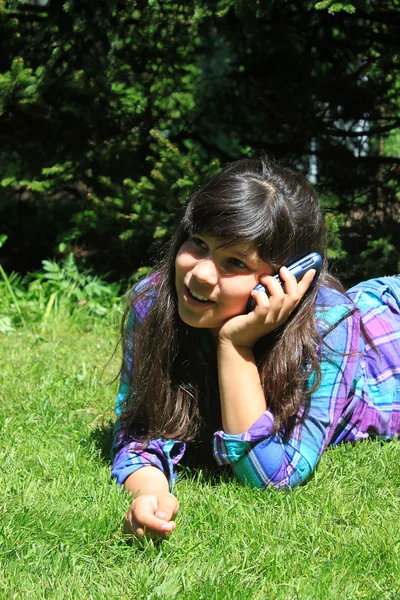 携帯電話で話している若い女の子 — ストック写真