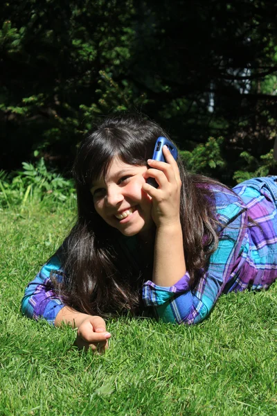 Молодая девушка разговаривает по мобильному телефону — стоковое фото