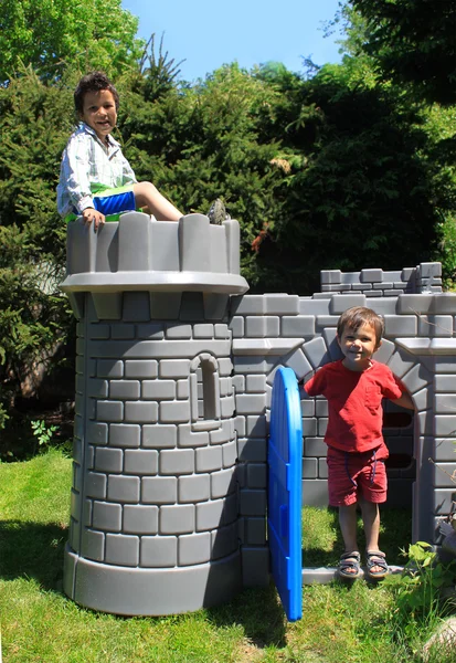 Két fiú, a kastély — Stock Fotó