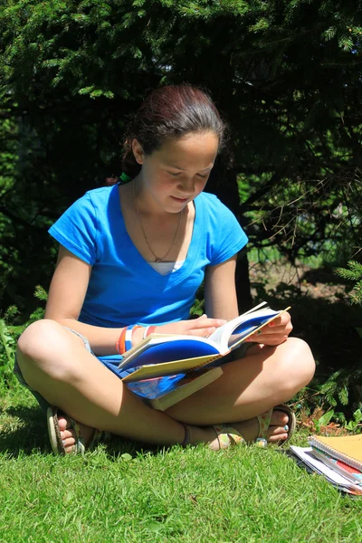 Jeune fille faire ses devoirs à l'extérieur — Photo