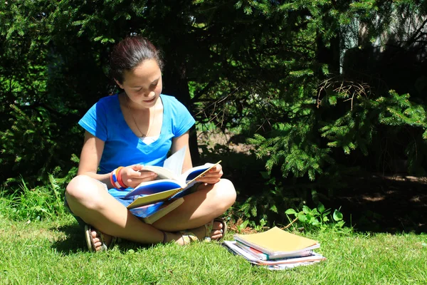 Menina fazendo lição de casa ao ar livre — Fotografia de Stock