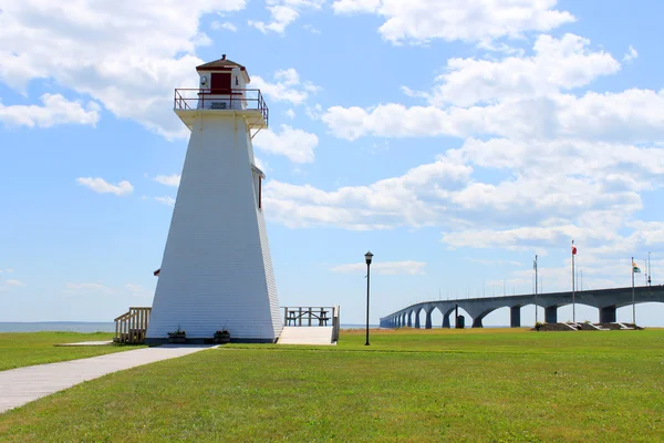 Confederation Bridge and lighthouse — Stock Photo, Image