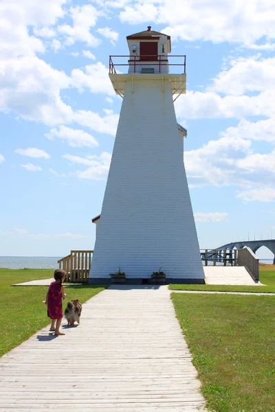 Little girl and lighthouse — Stock Photo, Image