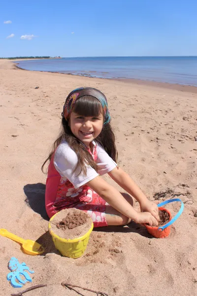 Kleines Mädchen am Strand in p.e.i — Stockfoto