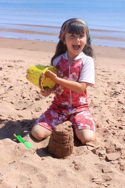 Μικρό κορίτσι στην παραλία στο p.e.i — Φωτογραφία Αρχείου