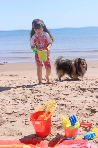 Kleines Mädchen am Strand in p.e.i — Stockfoto