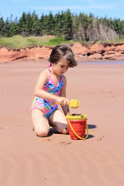 Pieni tyttö rannalla P.E.I. — kuvapankkivalokuva