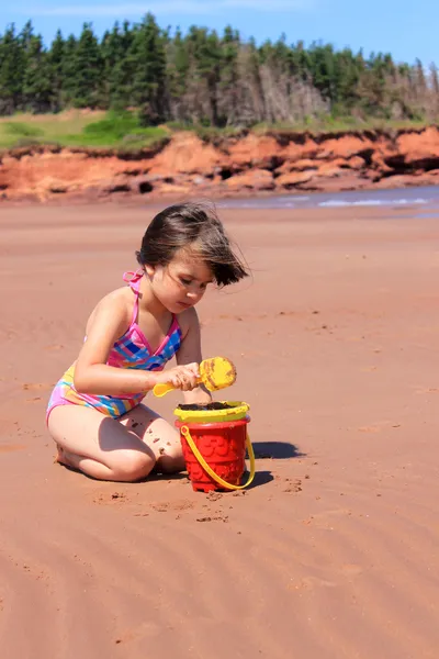 Μικρό κορίτσι στην παραλία στο p.e.i — Φωτογραφία Αρχείου