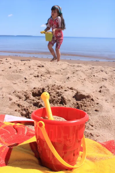 Маленька дівчинка на пляжі в ОПЕ — стокове фото