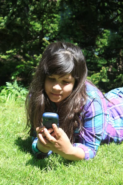 Νεαρό κορίτσι με το κινητό τηλέφωνο — Φωτογραφία Αρχείου