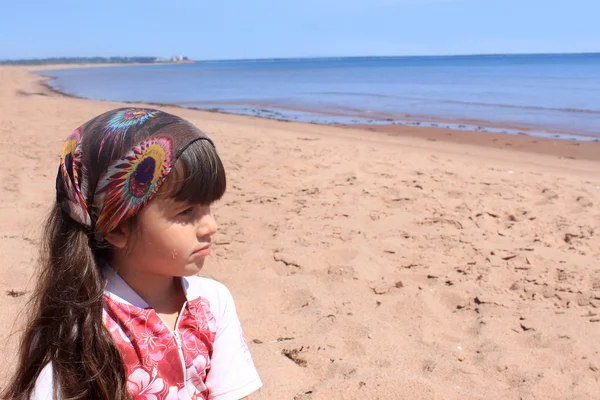 Gadis kecil di pantai di P.E.I — Stok Foto