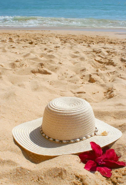 Stranden hatt och blomma — Stockfoto