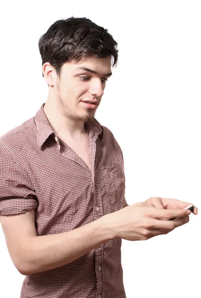 Молодой человек держит мобильный телефон — стоковое фото