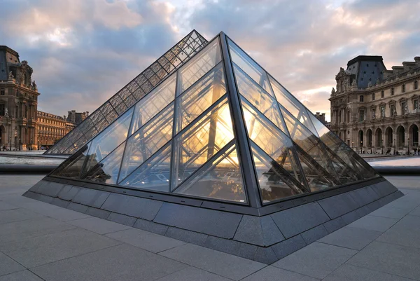Paris. gün batımında cam piramit — Stok fotoğraf
