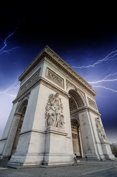 Widok na łuk triumfalny - triumf łuku w Paryżu — Zdjęcie stockowe