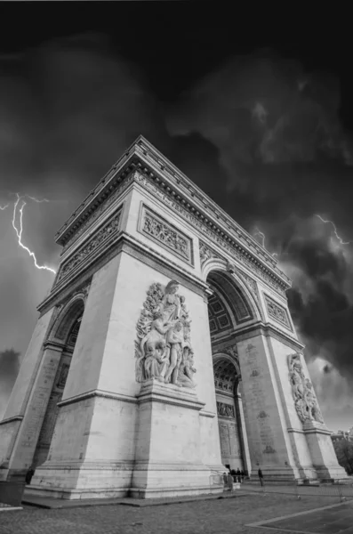 Μαύρο και άσπρο δραματική θέα από την αψίδα του Θριάμβου στο Παρίσι — Φωτογραφία Αρχείου