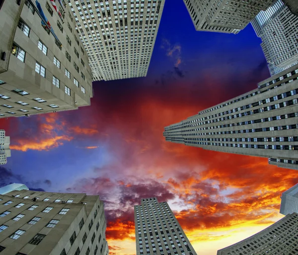 Nahoru pohled na manhattan kancelářských budov a mrakodrapů — Stock fotografie