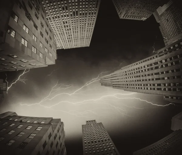 Vue vers le haut des immeubles de bureaux et des gratte-ciel de Manhattan — Photo