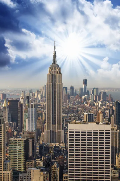 De skyline van Manhattan met rijk staat en hoge wolkenkrabbers — Stockfoto