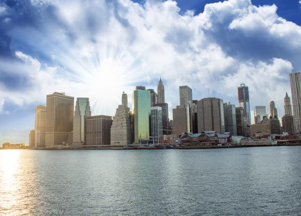 Panorama Manhattanu při pohledu ze strany Brooklynu při západu slunce — Stock fotografie