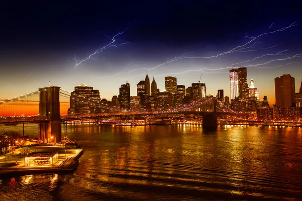 Brooklyn bridge a manhattan při západu slunce na east river, new york — Stock fotografie
