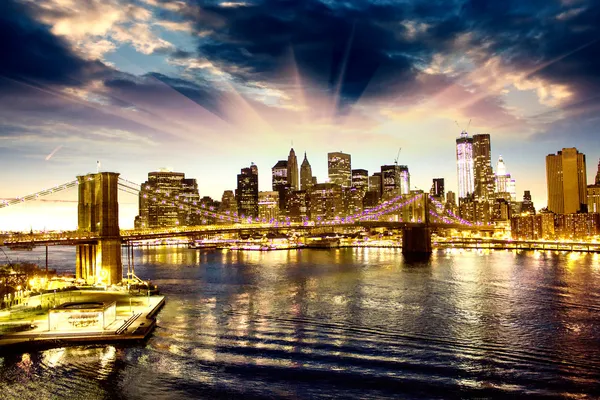 브루클린 다리와 밤, 뉴욕 시 맨해튼 스카이 라인 — 스톡 사진