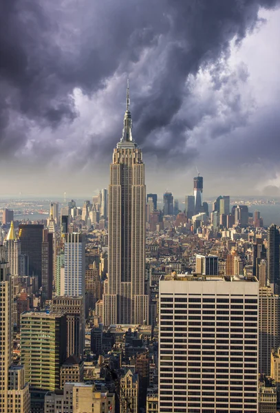 Az Empire State és a magas felhőkarcolók Manhattan látképének — Stock Fotó