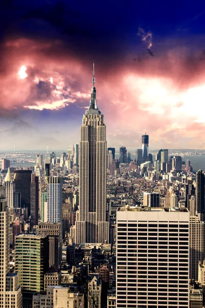 Zonsondergang skyline van New york city manhattan met kantoorgebouw skys — Stockfoto