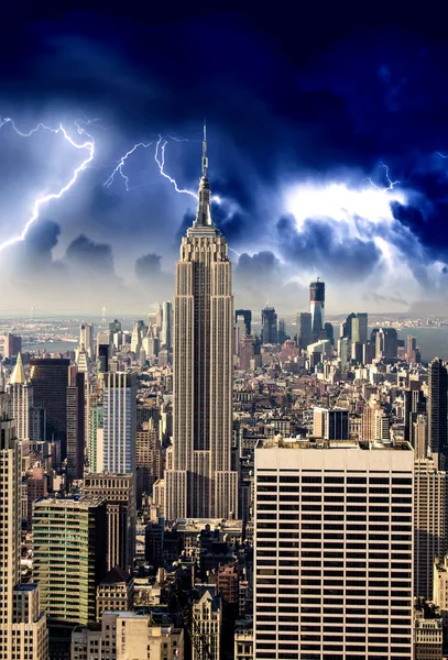 高層ビルとエンパイア ・ ステート ・ マンハッタンのスカイライン — ストック写真