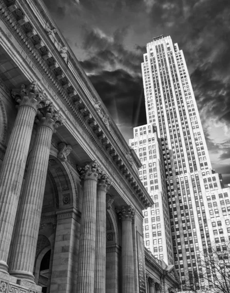 曼哈顿与办公室建筑 skysc 的黑色和白色地平线 — 图库照片