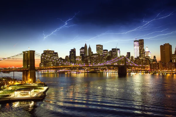 Brooklyn bridge und manhattan skyline bei Nacht, new york city — Stockfoto